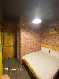 A bed or beds in a room at Hive Bed and Backpacker蜂巢膠囊旅店