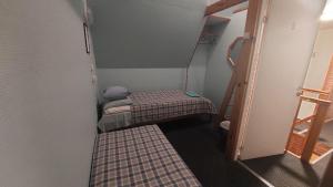 Кровать или кровати в номере Livonia Matkamaja