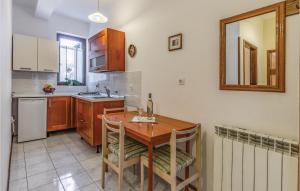 kuchnia z drewnianym stołem i zlewem w obiekcie Apartment Cerova Iii w Poreču