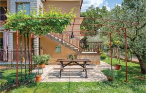 Zahrada ubytování Stunning Apartment In Umag With Wifi