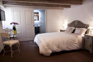 サン・ティポリットにあるChambre Le Hupsa Pfannalaのベッドルーム(大きな白いベッド1台、テーブル付)