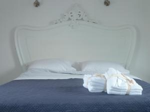 a bed with two towels sitting on top of it at La Closerie des Arts in Gabillou
