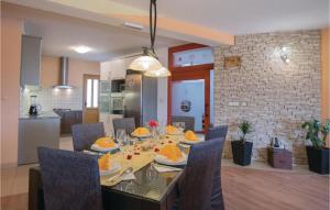 - une salle à manger et une cuisine avec une table et des chaises dans l'établissement Nice Home In Vinjani Donji With Wifi, à Majići