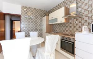 Cuina o zona de cuina de 2 Bedroom Stunning Apartment In Stanici