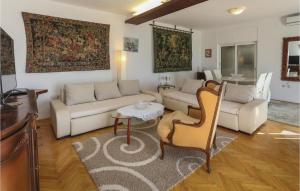 O zonă de relaxare la 2 Bedroom Stunning Apartment In Stanici