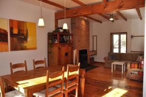een eetkamer en een woonkamer met een houten tafel bij Le Tierra del Fuego by HomeInMontreal in Montreal
