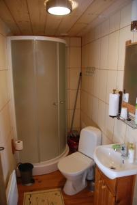 Koupelna v ubytování Avinurme Hostel + 13 fotografií