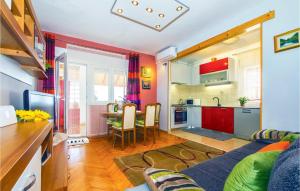 Posezení v ubytování Nice Apartment In Omis With House Sea View