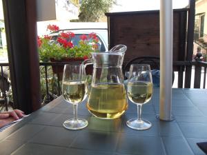twee glazen witte wijn zittend op een tafel bij Qubalonka Saunarium Bory Tucholskie in Bak