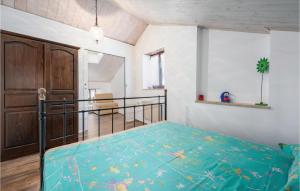 - une chambre avec un lit et une couverture bleue dans l'établissement 1 Bedroom Amazing Home In Bacva, à Bačva