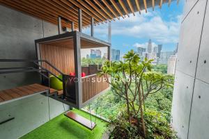 d'un balcon offrant une vue sur la ville. dans l'établissement Ceylonz Suites nr Pavilion & KLCC by YourSuperhost, à Kuala Lumpur