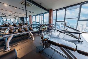 une salle de sport avec des équipements cardio dans un bâtiment dans l'établissement Ceylonz Suites nr Pavilion & KLCC by YourSuperhost, à Kuala Lumpur