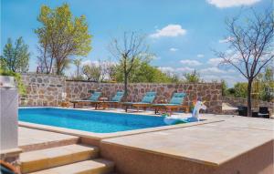 Bazén v ubytovaní 4 Bedroom Pet Friendly Home In Drnis alebo v jeho blízkosti
