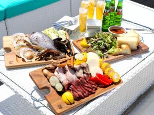 einen Tisch mit 3 Gerichten mit Meeresfrüchten und Gemüse in der Unterkunft CORAL SUITE VILLA awaji in Awaji + 56 Fotos