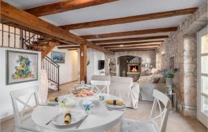 cocina y sala de estar con mesa y sillas en Pet Friendly Home In Vosteni With Outdoor Swimming Pool en Vošteni