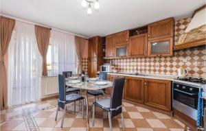 a kitchen with a table and chairs in it at Stunning Home In Ozalj With 5 Bedrooms, Wifi And Outdoor Swimming Pool in Mahično