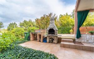 Κήπος έξω από το 1 Bedroom Cozy Apartment In Pavicini