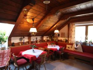 ザンクト・ミヒャエル・イム・ルンガウにあるApartment near the ski area in Salzburgの木製の天井が特徴のレストランで、テーブルと椅子が2脚あります。