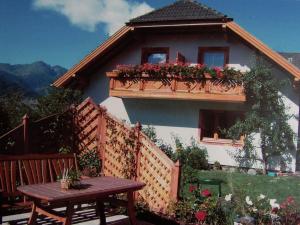 ザンクト・ミヒャエル・イム・ルンガウにあるApartment near the ski area in Salzburgのテーブルと花の咲くバルコニー付きの家