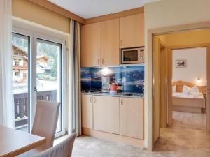 Charming Apartment in Zell am See with Mountain Viewsにあるキッチンまたは簡易キッチン