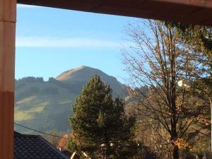 una ventana con vistas a una montaña en Apartment in Brixen im Thale near the ski area, en Feuring