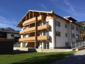 un edificio con balcones en un lateral en Apartment in Brixen im Thale near the ski area, en Feuring