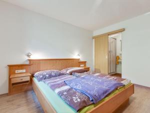 Katil atau katil-katil dalam bilik di Spacious Villa with Sauna in Mittersill
