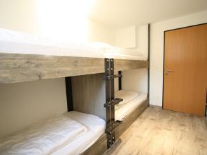 Apartment in Lungau near Ski Slopes房間的床