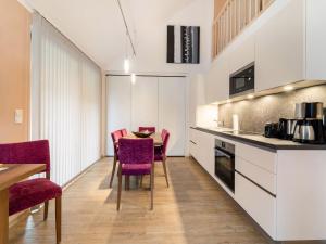 una cucina e una sala da pranzo con tavolo e sedie di Apartment in St Georgen Salzburg near ski area a Fürstau