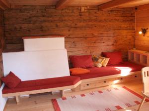 Cette chambre en bois comprend un canapé. dans l'établissement Farmhouse in Hopfgarten in Brixental with garden, à Hopfgarten im Brixental