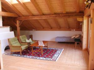sala de estar con sillas, mesa y cama en Farmhouse in Hopfgarten in Brixental with garden, en Hopfgarten im Brixental