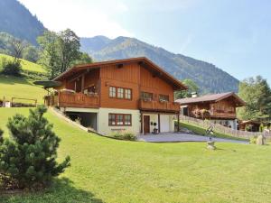 フッシュ・アン・デア・グロックナーシュトラーセにあるModern Chalet in Salzburg with Saunaの草原の大木造家屋