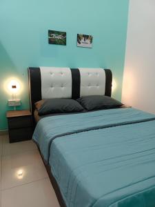 居鑾的住宿－HOMESTAY D'TEPIAN CASA, BANDAR SERI IMPIAN KLUANG，一间卧室配有一张蓝色的大床