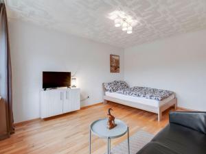 ein Wohnzimmer mit einem Bett und einem Tisch in der Unterkunft Apartment in St Lambrecht near ski area in Sankt Lambrecht