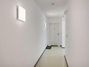 einen leeren Flur mit weißen Wänden und weißen Türen in der Unterkunft Apartment in Hohentauern near ski area in Hohentauern