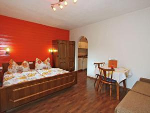 sypialnia z łóżkiem i stołem w obiekcie Apartment in Aschau near Ski Lift & Alps w mieście Aschau