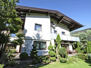 アシャウにあるApartment in Aschau im Zillertal with Balcony and Parkingの目の前に木々が植えられた白い大きな建物