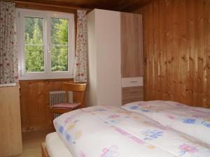 ザンクト・ガレンキルヒにあるCozy holiday home near the ski area in Sankt Gallenkirch Vorarlbergのベッドルーム(ベッド1台、窓付)