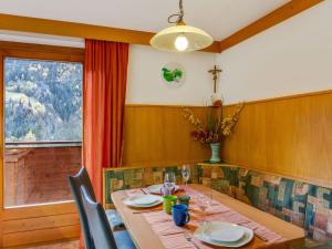 マトライ・イン・オストティロルにあるApartment near Hoge Tauern National Parkのダイニングルーム(テーブル、窓付)