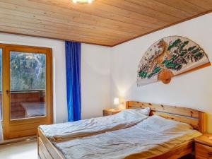 um quarto com uma cama grande e uma janela em Apartment near Hoge Tauern National Park em Matrei in Osttirol