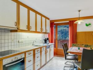 マトライ・イン・オストティロルにあるApartment near Hoge Tauern National Parkのキッチン(テーブル付)、ダイニングルーム