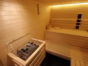 フィーバーブルンにあるApartment in Fieberbrunn Tyrol with saunaのサウナ(ベンチ付)が備わる客室です。