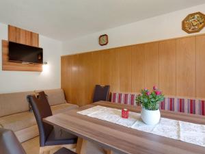 Televízia a/alebo spoločenská miestnosť v ubytovaní Apartment in Kappl near Ski Slopes