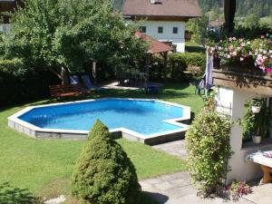 ヴァイトリングにあるCharming Apartment with Shared Pool in Waidring Tyrolの家庭のスイミングプール