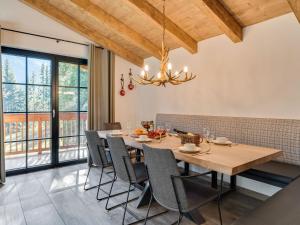 - une salle à manger avec une table et des chaises en bois dans l'établissement Chalet in ski area Hochkrimml Zillertal Arena, à Krimml