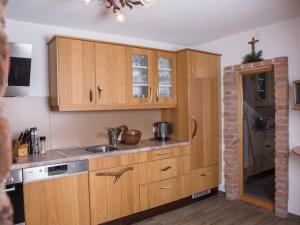 una cocina con armarios de madera y fregadero en Delightful Holiday Home in Untertauern with Sauna, en Untertauern
