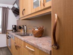 una cocina con una barra de madera con utensilios. en Delightful Holiday Home in Untertauern with Sauna, en Untertauern