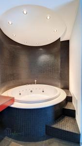 Habitación con baño grande con bañera grande. en Villa Bonsai, en Arco da Calheta
