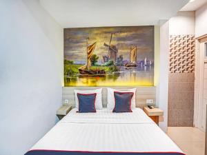 Säng eller sängar i ett rum på Capital O 90888 Bintang Diponggo Residence