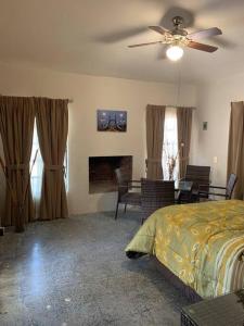 - une chambre avec un lit et un ventilateur de plafond dans l'établissement Quinta Campestre Los Encinos, à Santiago